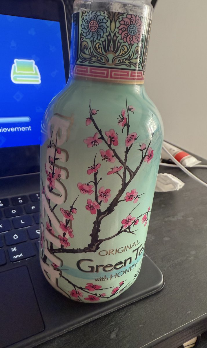 dirufux's tweet image. Trying out arizona tea for the first time