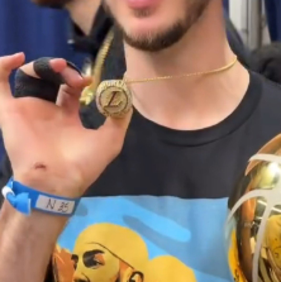 Lakers Better (@lakersbetter) on Twitter photo Alex Caruso repping his Lakers championship ring at the Thunder parade. 🥹
(H/T <a href="/ClutchPoints/">ClutchPoints</a>) Alex Caruso repping his Lakers championship ring at the Thunder parade. 🥹
(H/T <a href="/ClutchPoints/">ClutchPoints</a>)