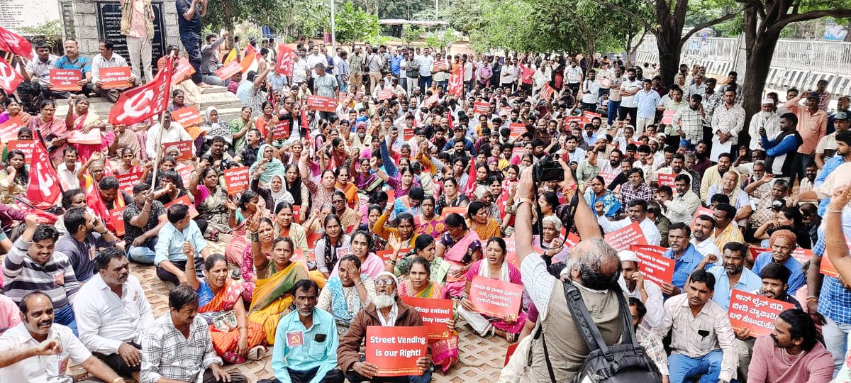aicctukar's tweet photo. Hundreds of street vendors gathered to assert their right to vend, &amp; their right over #Bengaluru . Street vendors provide essential goods &amp; services to the working class, and they cannot be ignored by the BBMP or the State Govt. Statements contrary to their rights is condemnable https://t.co/S0LCxiZCON