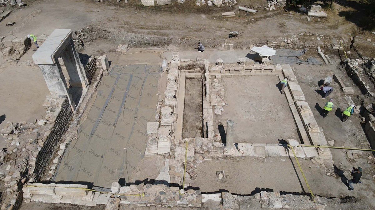 📍 UNESCO Dünya Mirası Geçici Listesi’nde yer alan Stratonikeia Antik Kenti'nde, kütüphane yapısı adım adım ortaya çıkarılıyor. 

“Gladyatörler Şehri" olarak bilinen ve dünyanın en büyük mermer kentlerinden biri olan Stratonikeia’daki çalışmaları yılın 12 ayı boyunca sürdüren