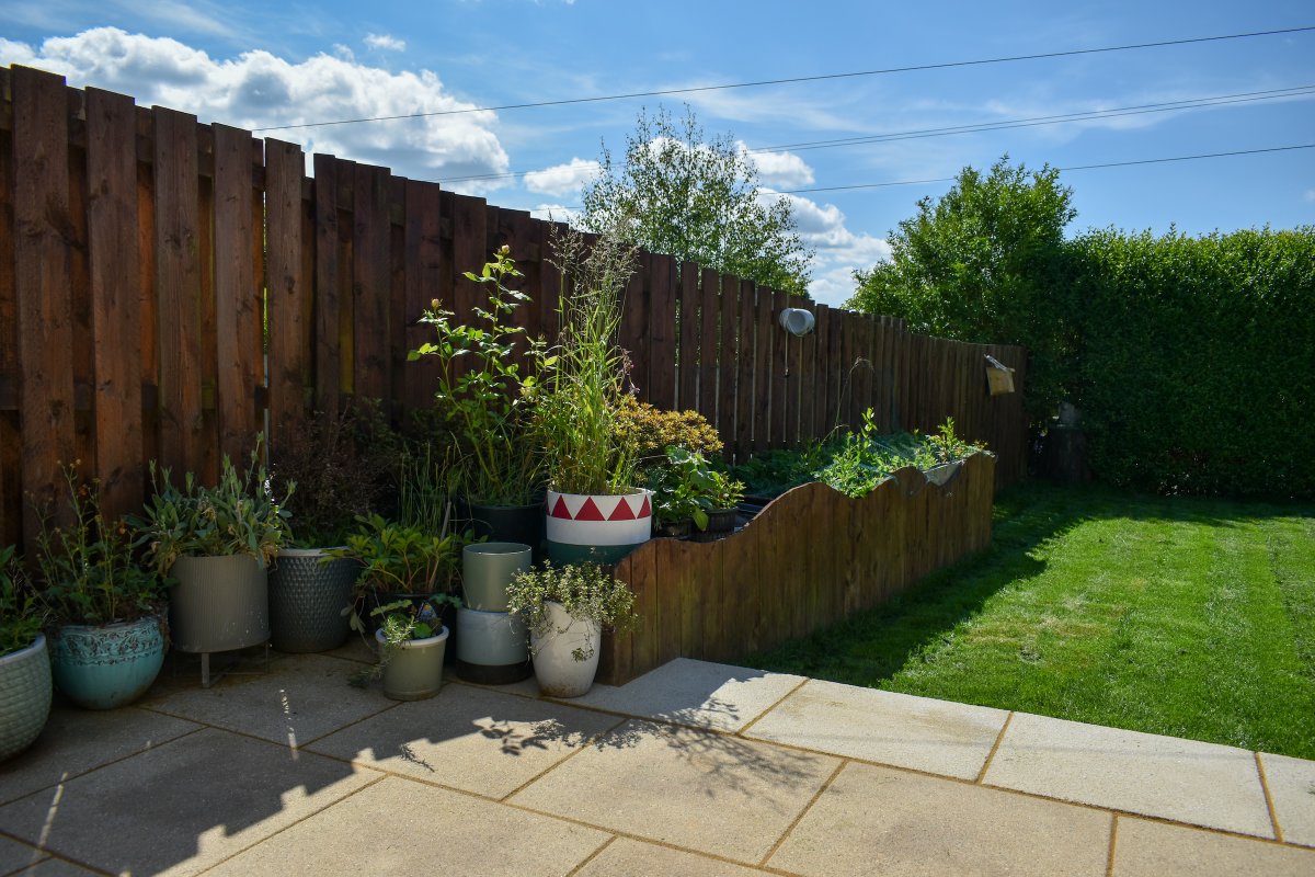 🌿 Check out this full garden refresh with additional planting beds &amp; new seating area!

The raised deck frame was in great condition so we replaced the boards with new composite deck boards to freshen up the entire garden, along with a new corner paving area &amp; full lawn re-turf!
