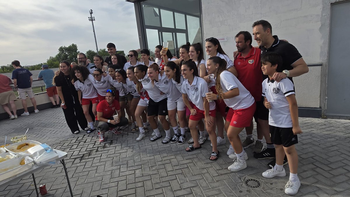 Temporada cerrada para el Rayo Femenino B.  Un año de lucha, entrega y muchísimo trabajo ¡con recompensa! 🎯  
✅ Objetivo cumplido: ¡ascenso conseguido! ⬆️⚽️  
Gracias a jugadoras, cuerpo técnico, familias  y afición por estar siempre 💪❤️  
Esto es más que fútbol es el Rayo  🔝