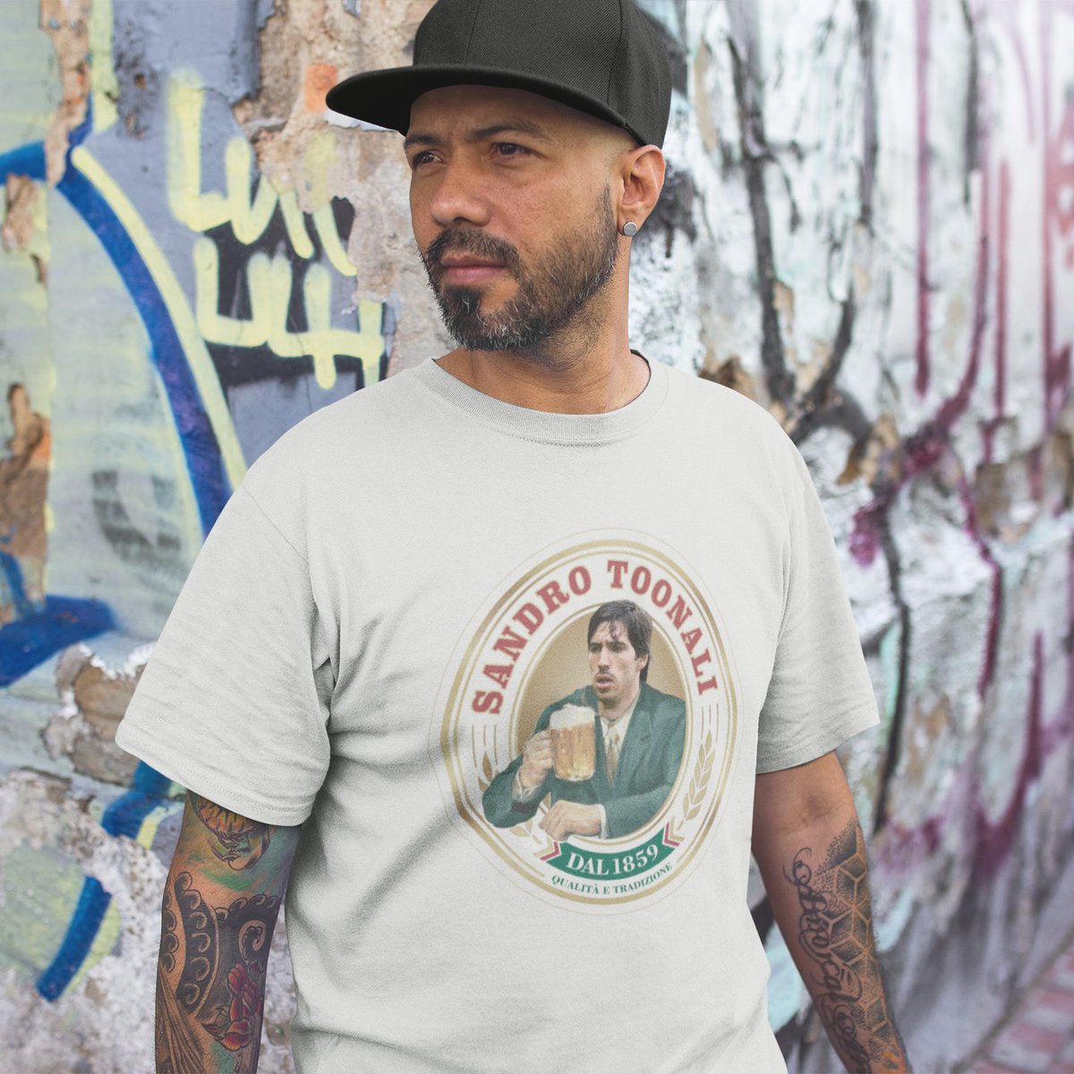 NEW T-SHIRT JUST DROPPED 🍻🇮🇹

The t-shirt of the summer is here. Those who guessed our Italian maestro were correct 👏

A limited number of these available, who's lucky enough to score themselves one of these beauties 😍

Shop now 👉 fanzinestore.com/collections/to… #NUFC