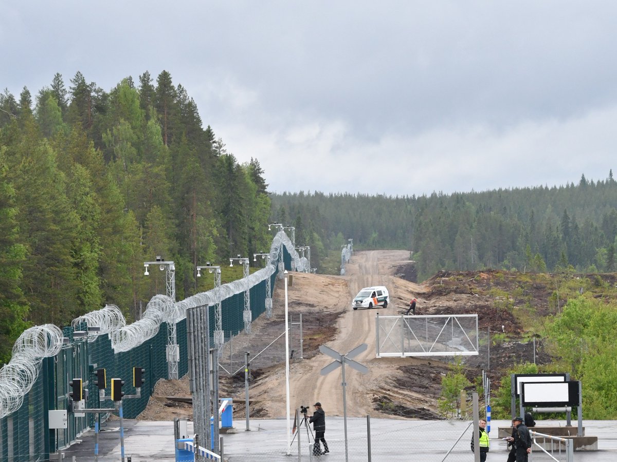 KainuunRaja's tweet image. Tänään Kainuun rajavartiosto esitteli medialle valmista itärajan esteaitaa Vartiuksen rajanylityspaikalla ja sen läheisyydessä.
Tilaisuuteen osallistui uutismedioiden toimittajia ja lehtikuvaajia. #itäraja #rajaturvallisuus #Vartius