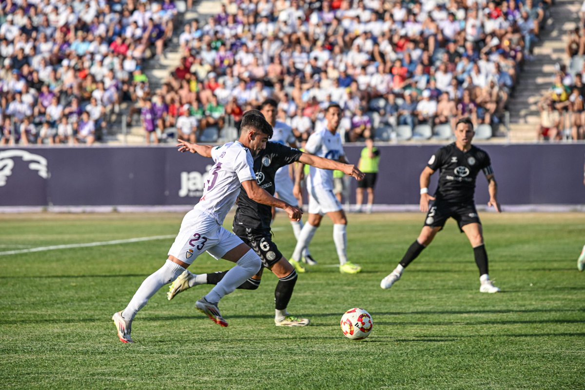 Desde que era niño viví con la ilusión de representar al club de mi ciudad , este año he tenido la suerte de hacerlo y que mejor manera de hacerlo y de acabar el año con este ansiado ascenso después de 8 años en este pozo . Lagartos nos vemos en 2 RFEF💜🤍🦎🦎