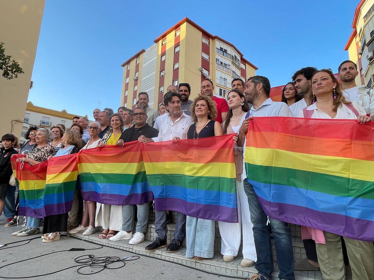 psoedehuelva's tweet photo. 🏳️‍🌈 El PSOE de Huelva conmemora el #Orgullo2025 reafirmando su compromiso con la igualdad, el respeto y los derechos del colectivo LGTBI

💬 Maru: Con el matrimonio igualitario fortalecimos nuestra sociedad. Hoy, 20 años despu��s, seguimos defendiendo esa conquista

#OrgulloLGTBI https://t.co/hjJqwOpWps