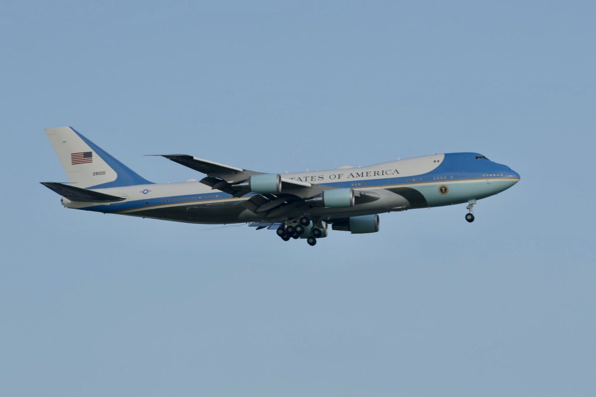 APbyPL's tweet image. Yeah! POTUS has arrived. @Schiphol @MicHighClub @scramble_nl