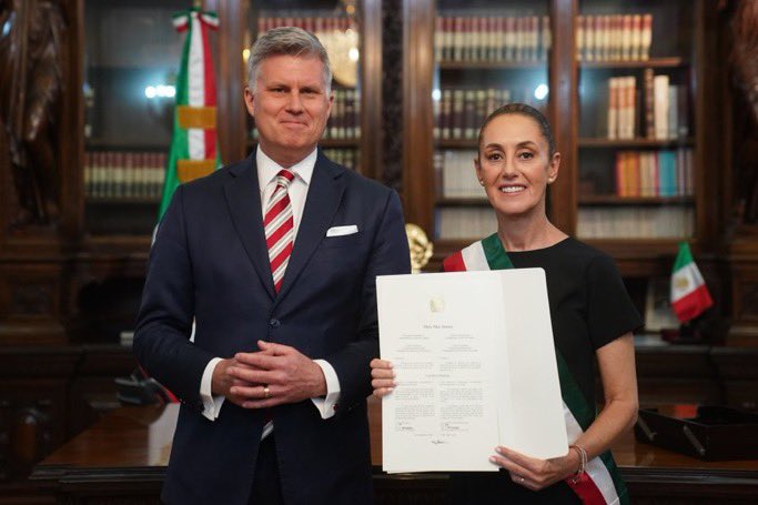 ¡Feliz cumpleaños Presidenta @claudiashein! 

Celebro y agradezco su compromiso con profundizar las relaciones entre Canadá y México. Nuestros países seguirán en estrecho contacto para proteger la competitividad y prosperidad de América del Norte.

🇨🇦❤️🇲🇽