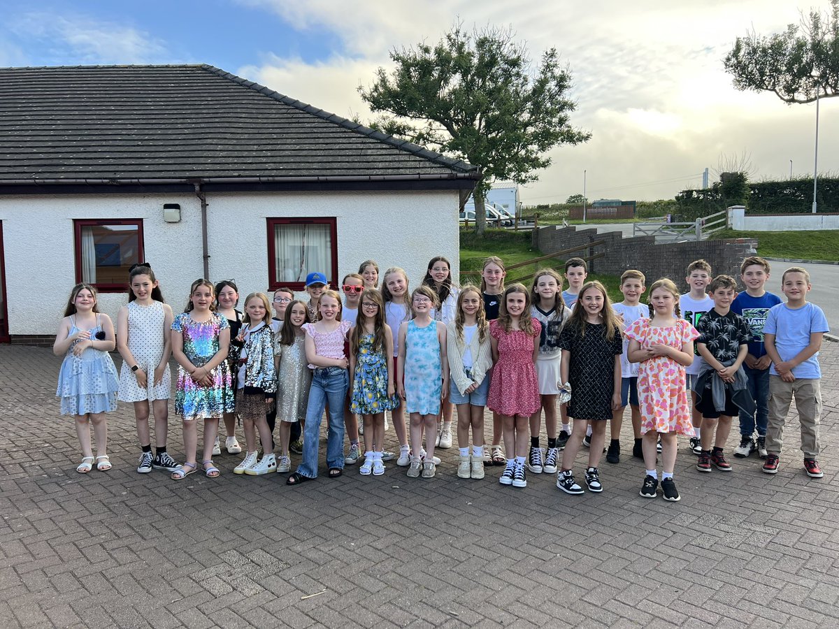 DGwennol's tweet photo. Ni’n barod i ddawnsio yn y disgo! Ready to dance at the disco! 🪩 🕺🏼 💃🏻 #Llangrannog @YsgolLlanhari https://t.co/Ct2kBsN1hy