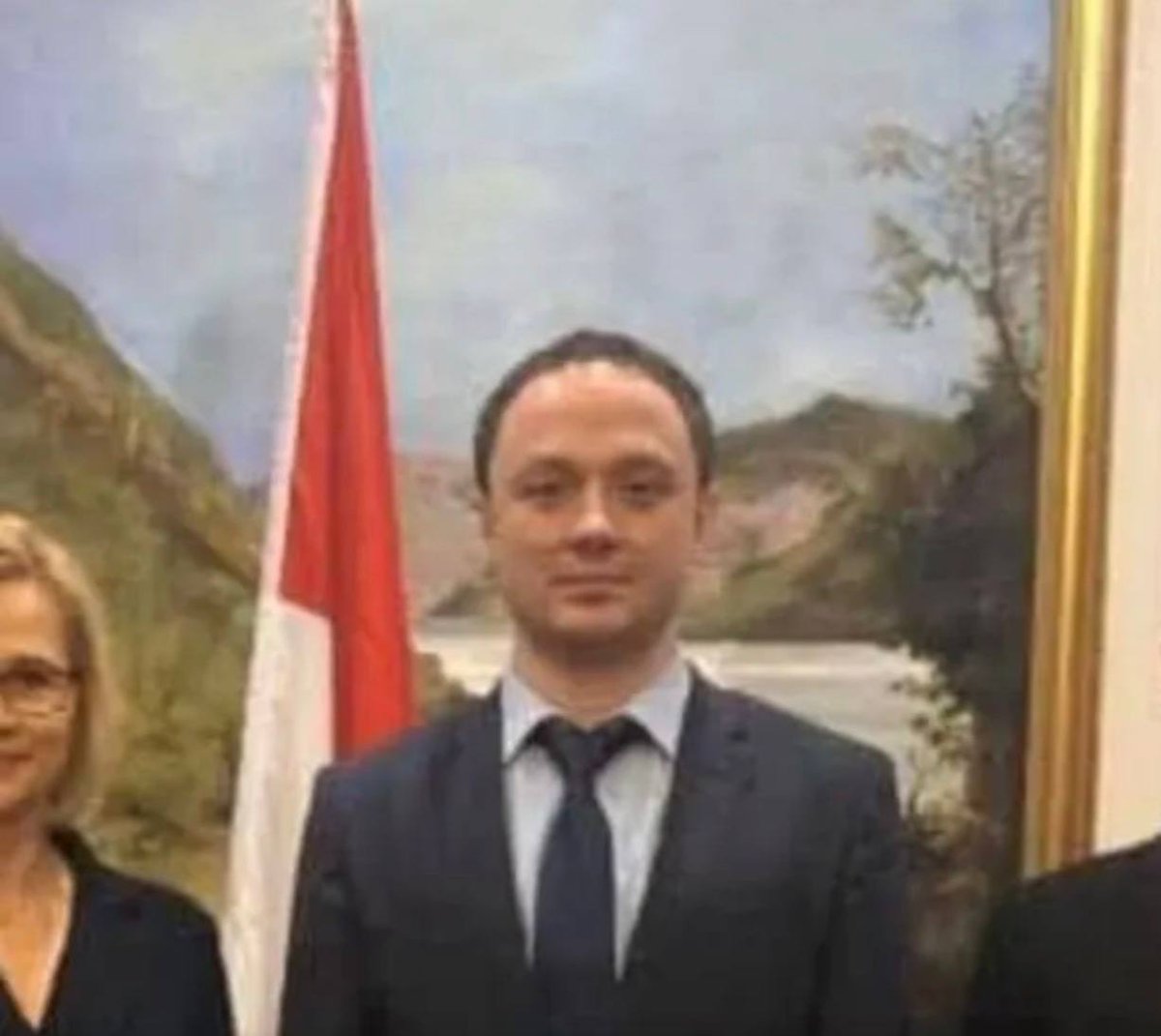 📸 На фото — Сергей Александров, бывший первый секретарь посольства Украины в Венгрии.

9 мая его задержали в центре Будапешта по обвинению в шпионаже в пользу Украины. Всё выглядело типично: дипломат, подозрения, суд.

Но дальше — сюрприз.

🧩 На слушании Александров заявил, что