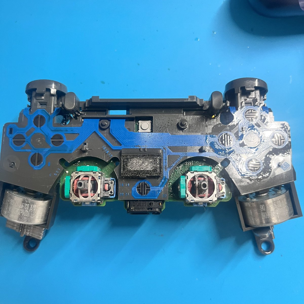 controller0103's tweet photo. 【修理屋のワンポイント】
接点復活スプレーの“塗りすぎ”で不具合が増えています。
スティック内部がギトギトになり、ショートや誤動作の原因に。
👉 清掃：無水エタノールやエレクトリックスプレー
👉 塗布：綿棒に微量だけつけてセンサーに
適量こそが正義です。 https://t.co/y4FPyAwfGZ