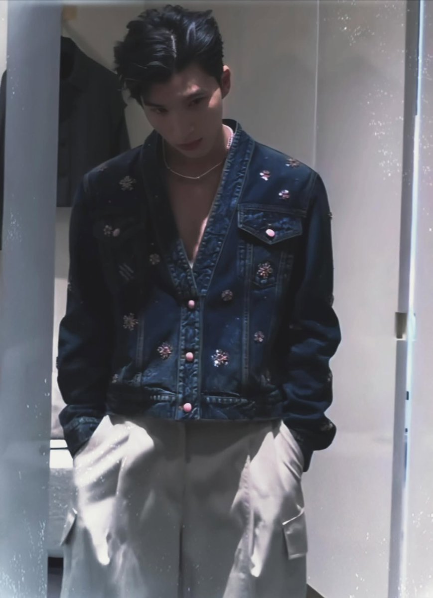 nuocmatthiemthu's tweet photo. Louis Vuitton on the body, HIEUTHUHAI in the heart, luxury vibe runs in the veins.
@louisvuitton 
HIEUTHUHAI in Paris for LVMenSS26 #HIEUTHUHAIxLVMenSS26 https://t.co/IoR02urBWp