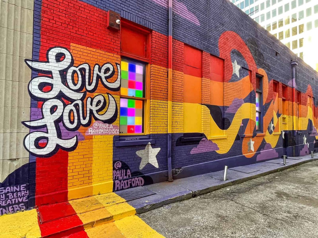 Looking for a fun weekend getaway?  Memphis has some unique reasons to visit including Graceland, Beale Street, music central, museums, and of course fantastic BBQ!

Read more 👉 bit.ly/3ONRphd

#Memphis #Tennessee #travel