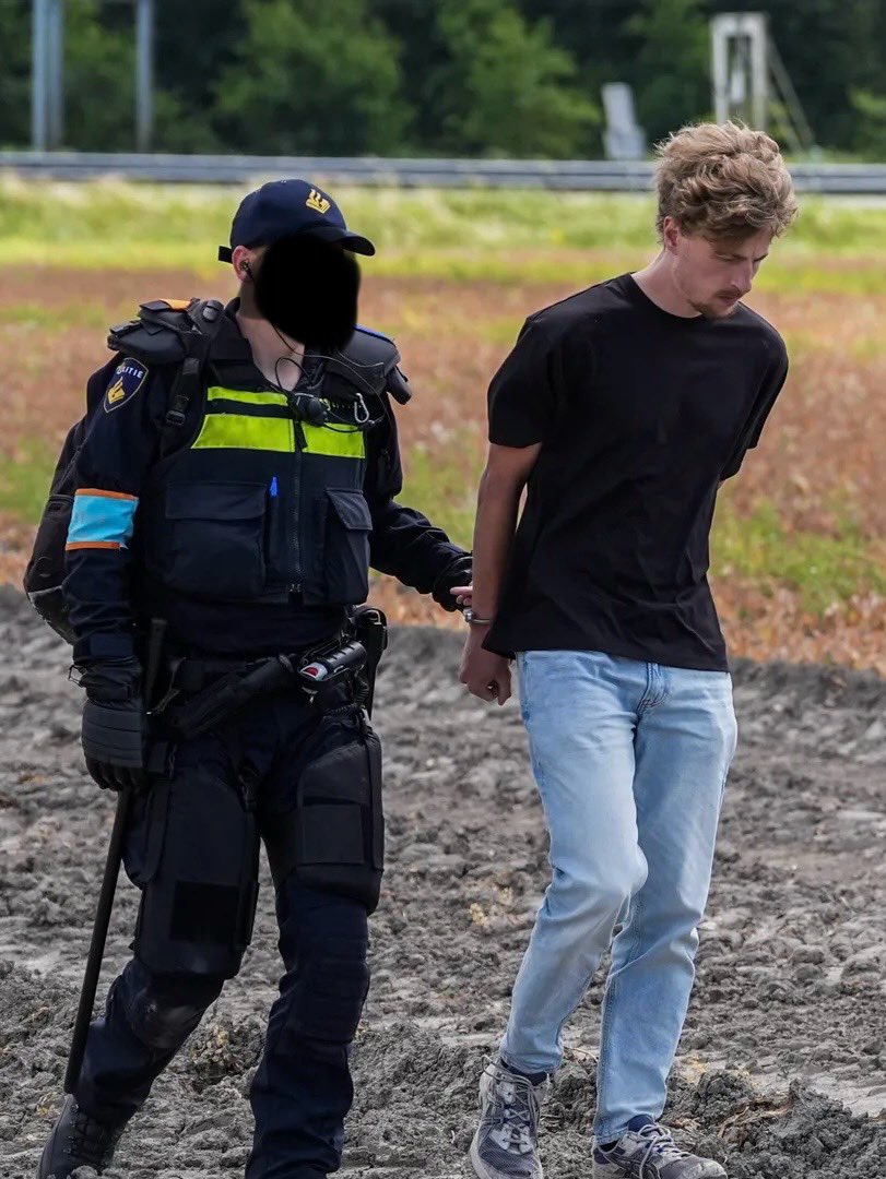 NicodePanfluit's tweet image. Geerlof de Mooij, 'journalist' bij het @LeidschDagblad, publiceert artikelen vol ongefundeerde beschuldigingen over gewelddadige supporters van Quick Boys. 

De moraalridder uithangen terwijl je zelf regelmatig over de schreef gaat, is op z’n zachtst gezegd hypocriet.

Groet Nico