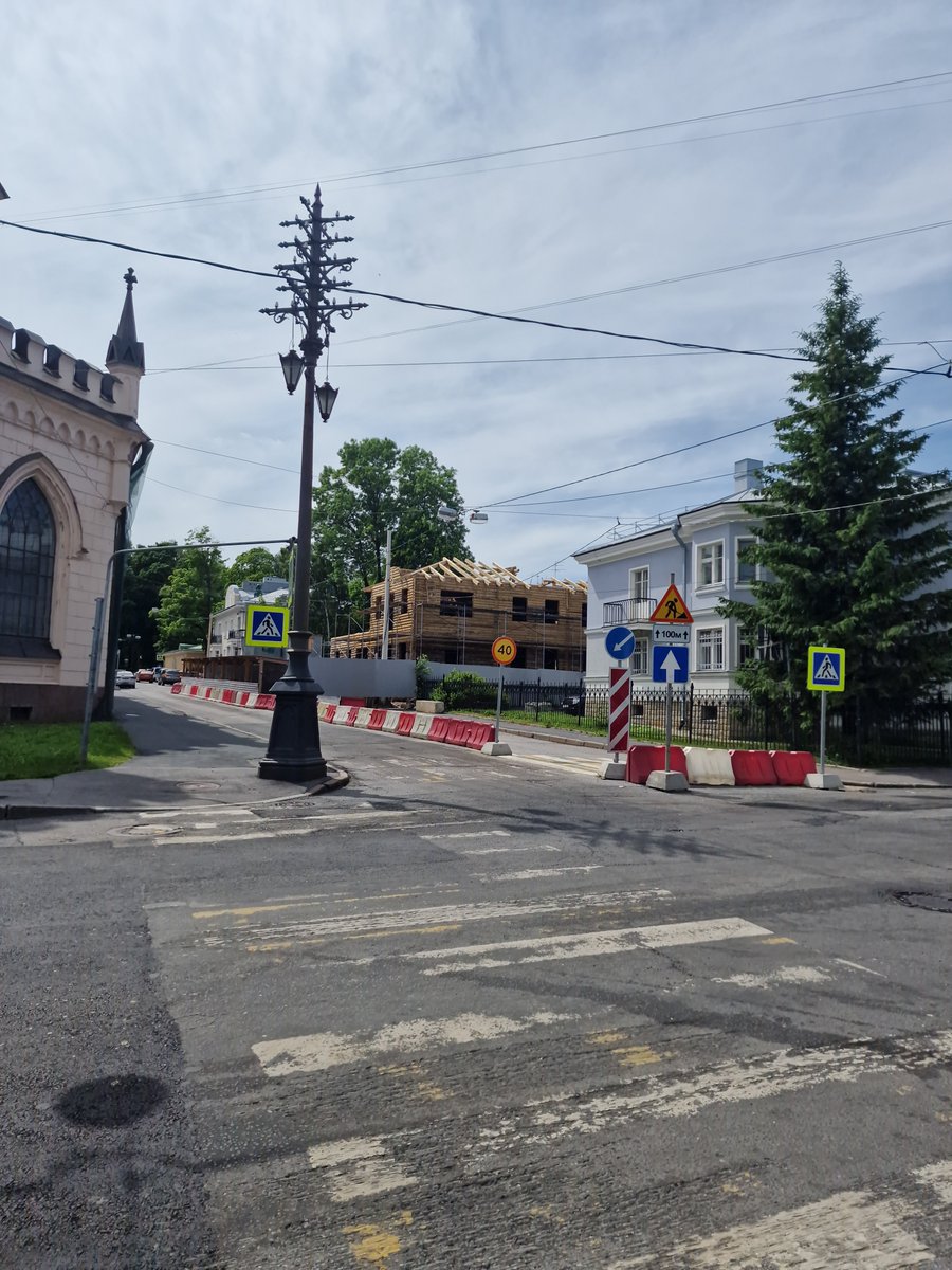 Я Вам рассказывала о начале реставрации дома А. Толстого, который потом разобрали до фундамента, а теперь снова возводят) уже до крыши дошли. Ждём)