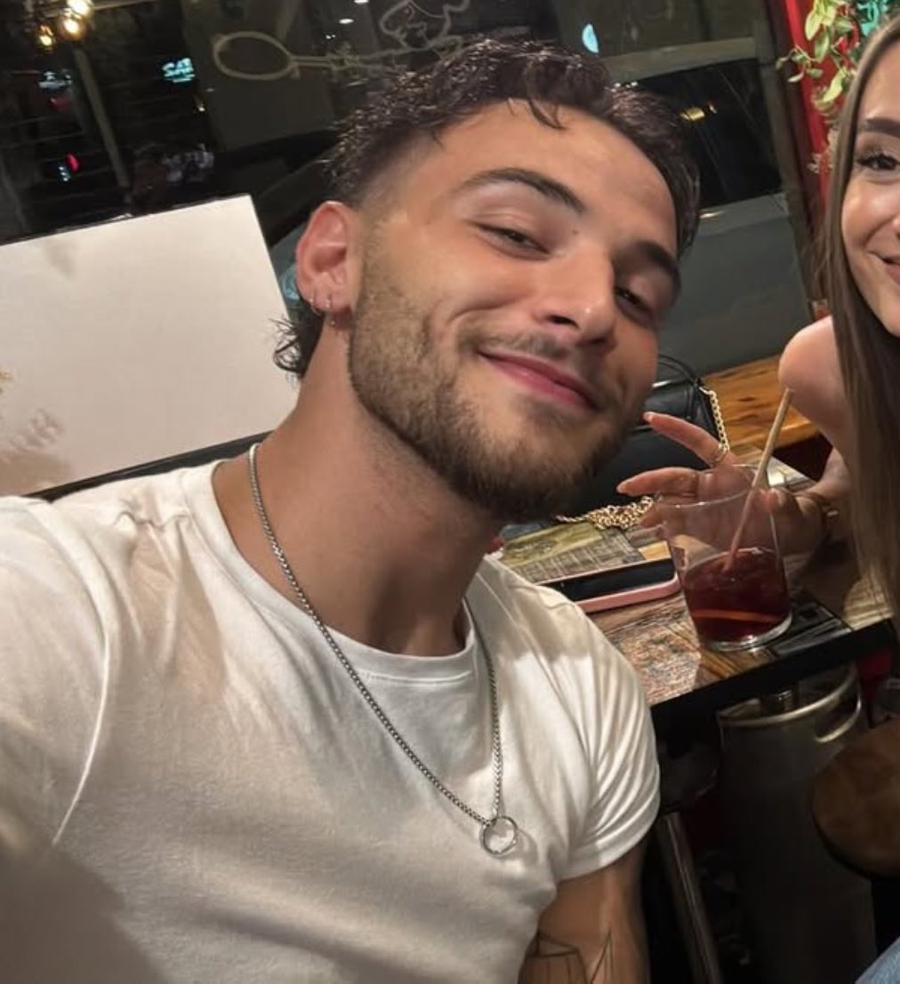 búa búa lo guapísimo q está, el pelo😍