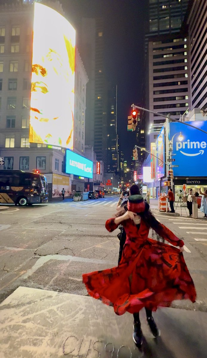 SherryNFT's tweet image. ✨An unforgettable night in Manhattan, NYC. “Don’t Look Away” up on billboard in Manhattan Theater District ✨
Thank you so much @Jeni_Pepen , @OneLoveArtDAO ,@Chazwesley99 for making this happen 🤍🤍🤍