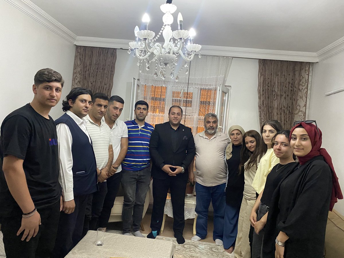 📍Kolejtepe Mahallesi 

Yürütme ve Yönetim Kurulu Üyelerimiz ile birlikte Sekreterya birim Üyelerimiz Döne Melike ve Reyhan kardeşlerimiz’in aile evine misafir olduk. 

Misafirperverliklerinden dolayı Döne Melike ve Reyhan ve kıymetli ailesine teşekkürlerimi sunuyorum.