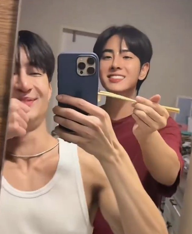 Ynopss_'s tweet photo. They smile so brightly whenever they're together 💞 they've been together for days now and they don't get tired of being with each other 🥺
#เอิร์ทมิกซ์ #EarthMix #EarthPirapat #Mixxiw https://t.co/EjQZne0HEZ