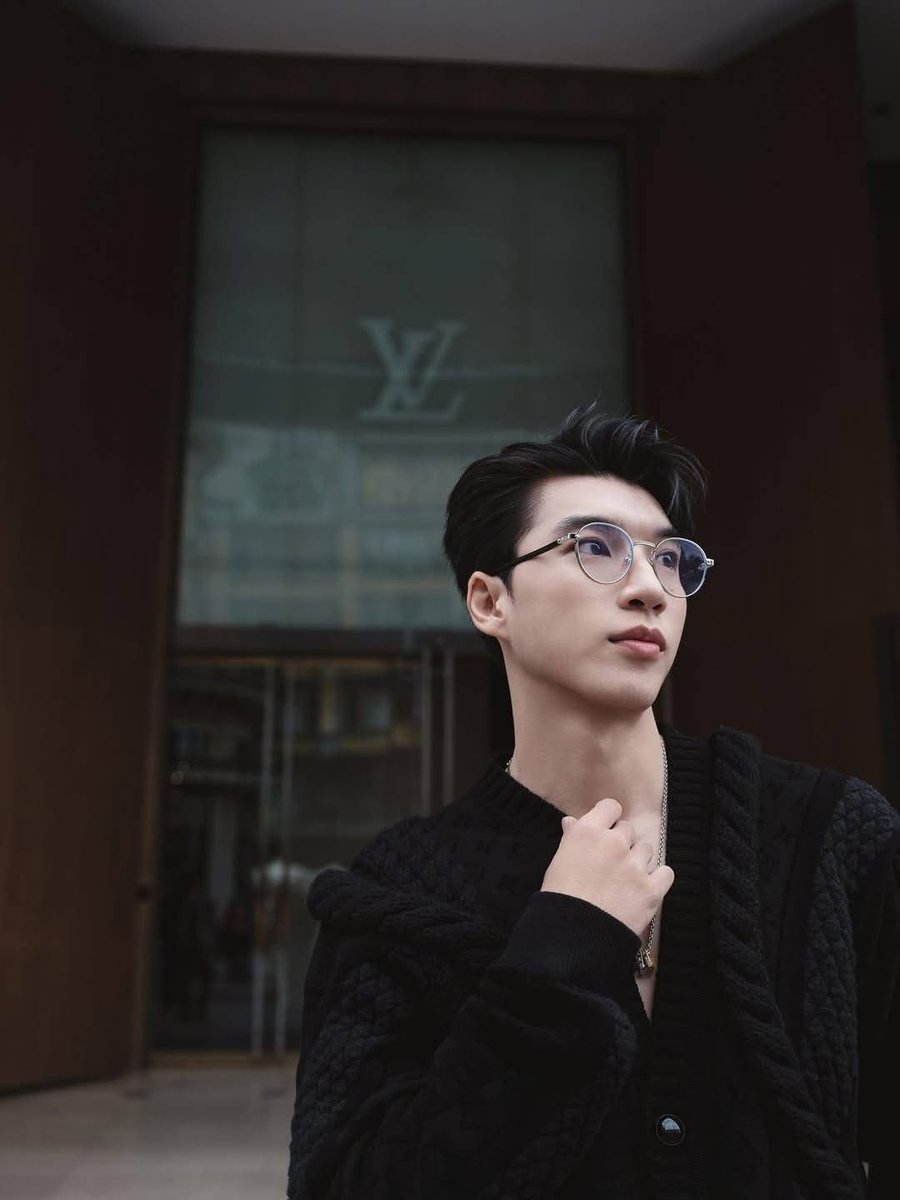 veengdo's tweet photo. Louis Vuitton, Paris, and HIEUTHUHAI??? I’m obsessed

HIEUTHUHAI in Paris for LVMenSS26
#HIEUTHUHAIxLVMenSS26 
@LouisVuitton https://t.co/molnb7pAGm