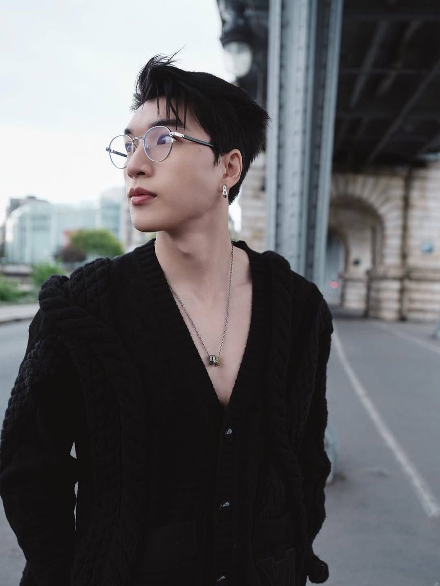 veengdo's tweet photo. Louis Vuitton, Paris, and HIEUTHUHAI??? I’m obsessed

HIEUTHUHAI in Paris for LVMenSS26
#HIEUTHUHAIxLVMenSS26 
@LouisVuitton https://t.co/molnb7pAGm