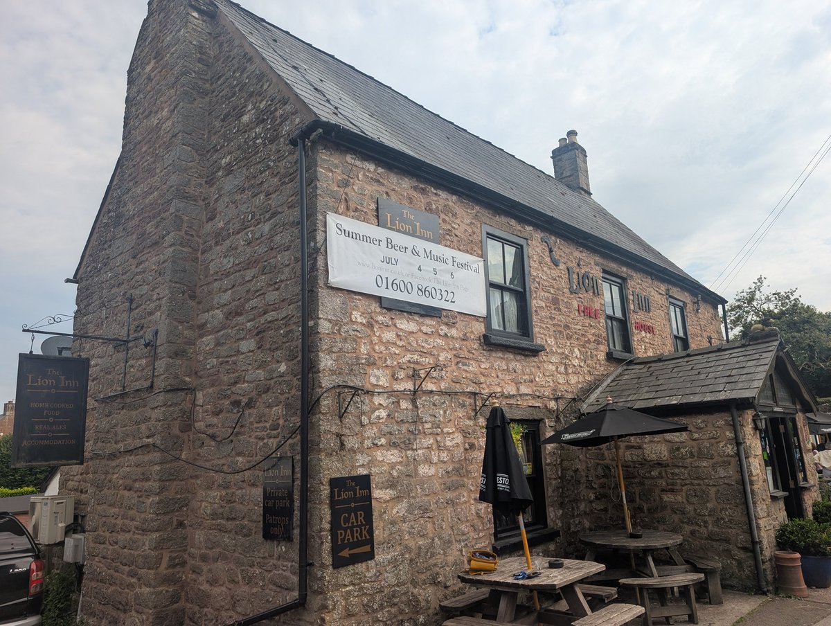 PubsCymru's tweet photo. #Blwbri it is by @BragdyTwtLol at the #LionInn #Trellech 
Cracking pint and good to see this Brewery expanding to different areas of #Wales 👍 https://t.co/guI6UZhLRy