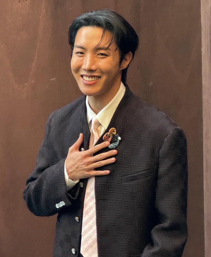 sevenrchive's tweet photo. HOBI 😭😭😭😭😭😭 https://t.co/BXdmHwOuQg