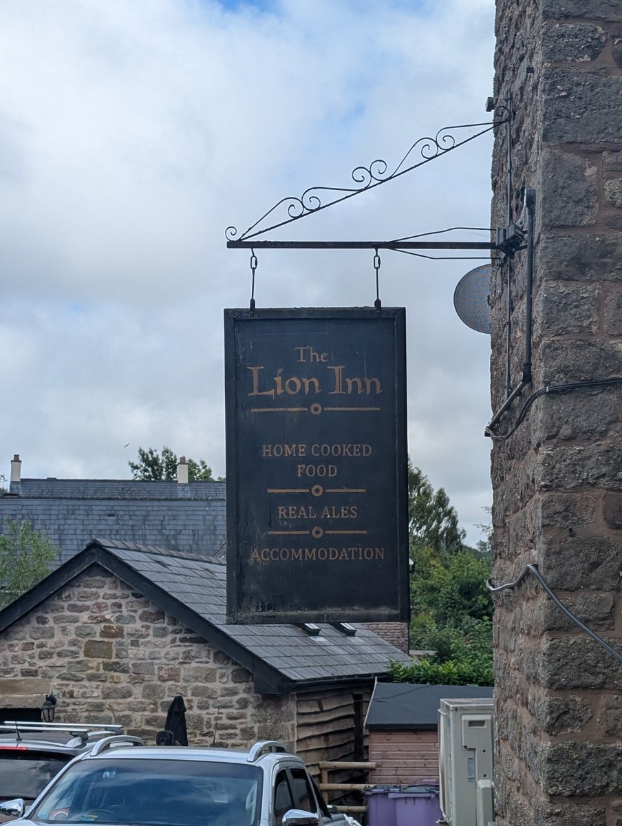 PubsCymru's tweet photo. Peint da o #Blwbri gan @BragdyTwtLol draw yn y #LionInn #Trellech #SirMynwy 
Tafarn hynafol yn dyddio nôl i 1580 https://t.co/ngu8gJIEov
