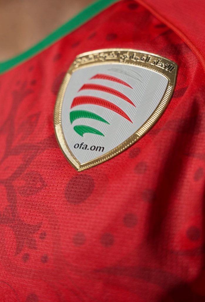 khamis7777's tweet photo. *توافق بين الاتحاد العُماني لكرة القدم ووزارة الإسكان على تخصيص أرض استراتيجية لإنشاء مركز تدريب متكامل للمنتخبات الوطنية*
————
في خطوة نوعية تعزز مسيرة تطوير كرة القدم في سلطنة عُمان، تم التوصل إلى توافق بين الاتحاد العُماني لكرة القدم ووزارة الإسكان والتخطيط العمراني، وبحضور ممثلين عن وزارة الثقافة والرياضة والشباب، بشأن تخصيص أرض في موقع استراتيجي لصالح الاتحاد، بهدف إنشاء مركز تدريب متكامل للمنتخبات الوطنية.

ويأتي هذا المشروع الطموح ضمن رؤية الاتحاد الرامية إلى الارتقاء بالبنية التحتية الرياضية، من خلال إنشاء مركز حديث مجهز بأفضل المواصفات الفنية، ويضم مرافق تدريبية متطورة، وأجهزة تقنية حديثة، تلبي احتياجات المنتخبات الوطنية بمختلف فئاتها.

هذا التعاون يعكس تكامل الجهود بين المؤسسات الحكومية والرياضية، ويؤكد الحرص المشترك على دعم الرياضة العُمانية، وتمكين المواهب الوطنية من العمل والتألق في بيئة احترافية متكاملة.