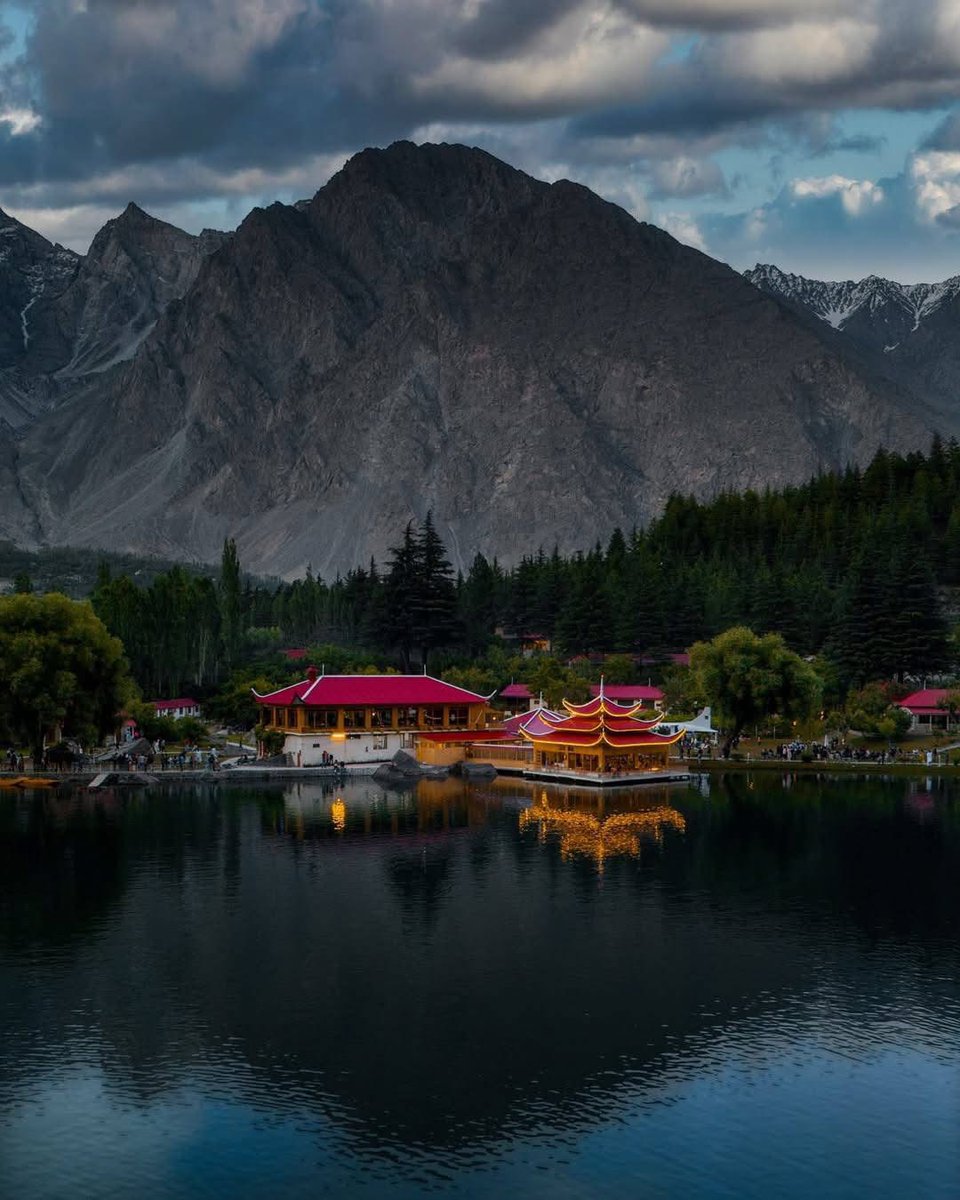 JSaqlainnaeem's tweet photo. Ghar se nikle thee hum khwabon ke liye, Aur ab ghar hi ek khwab ban gaya hai.
#Kachura #Skardu https://t.co/0municUyFC
