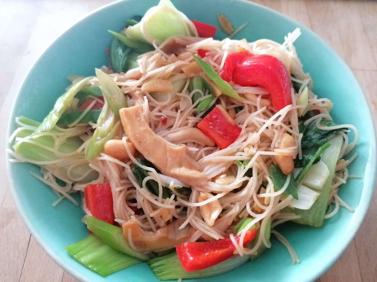 Veganharmony's tweet photo. Quick spicy stir fry for dinner - ginger, garlic, chillies, spring onions, pepper, oyster mushrooms, peanuts, pak choi and rice noodles 

#veganfood https://t.co/fSJzDTCr6H