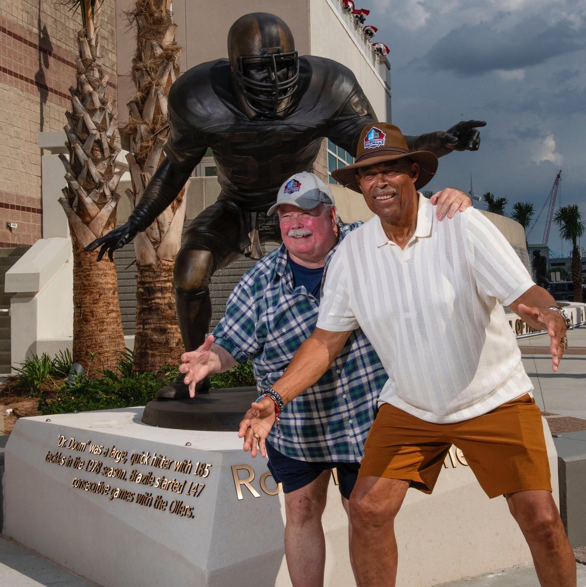 McClain_on_NFL's tweet photo. I couldn’t resist posing with Robert Brazile before the ribbon-cutting for Mobile’s Hall of Fame Walk. I wish Houston had something like this: 9-foot statues of Hall of Famers Dr. Doom, Hank Aaron, Satchel Paige, Willie McCovey, Billy Williams and Ozzie Smith. https://t.co/nVWbk8X0RY