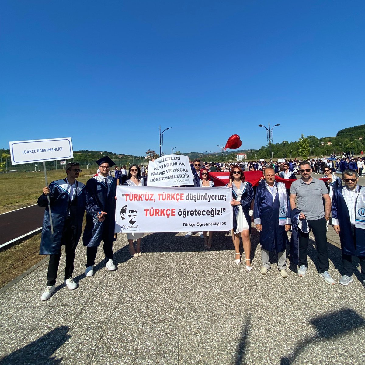 Bartın Üniversitesi'nden mezun olan öğrenciler:

"Türk'üz, Türkçe düşünüyoruz;
Türkçe öğreteceğiz!"