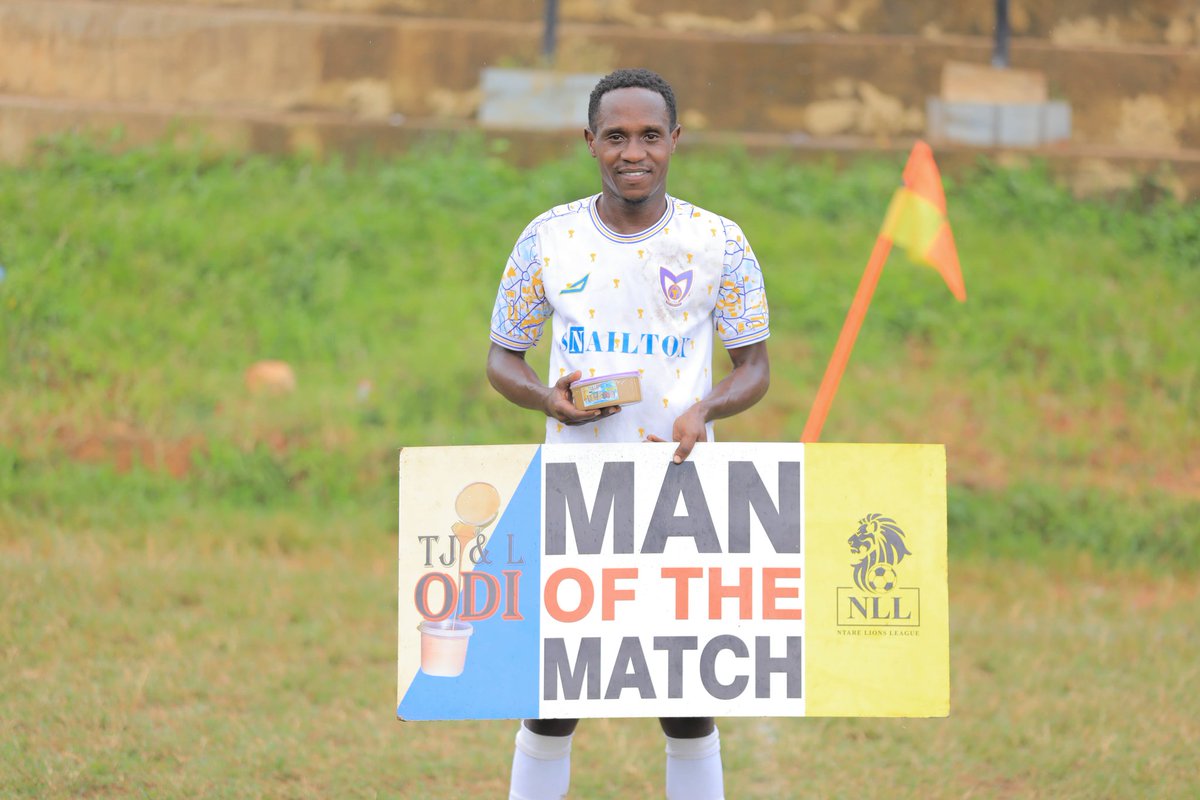 tjl_odi's tweet photo. Akiki #Deep6 of @Machando04 and Job #ChiefTimeWaster of @Kashoro_FC receiving the MOTM award @ntare_league @NLLNews @NtareStories https://t.co/hcXxVIYuwn
