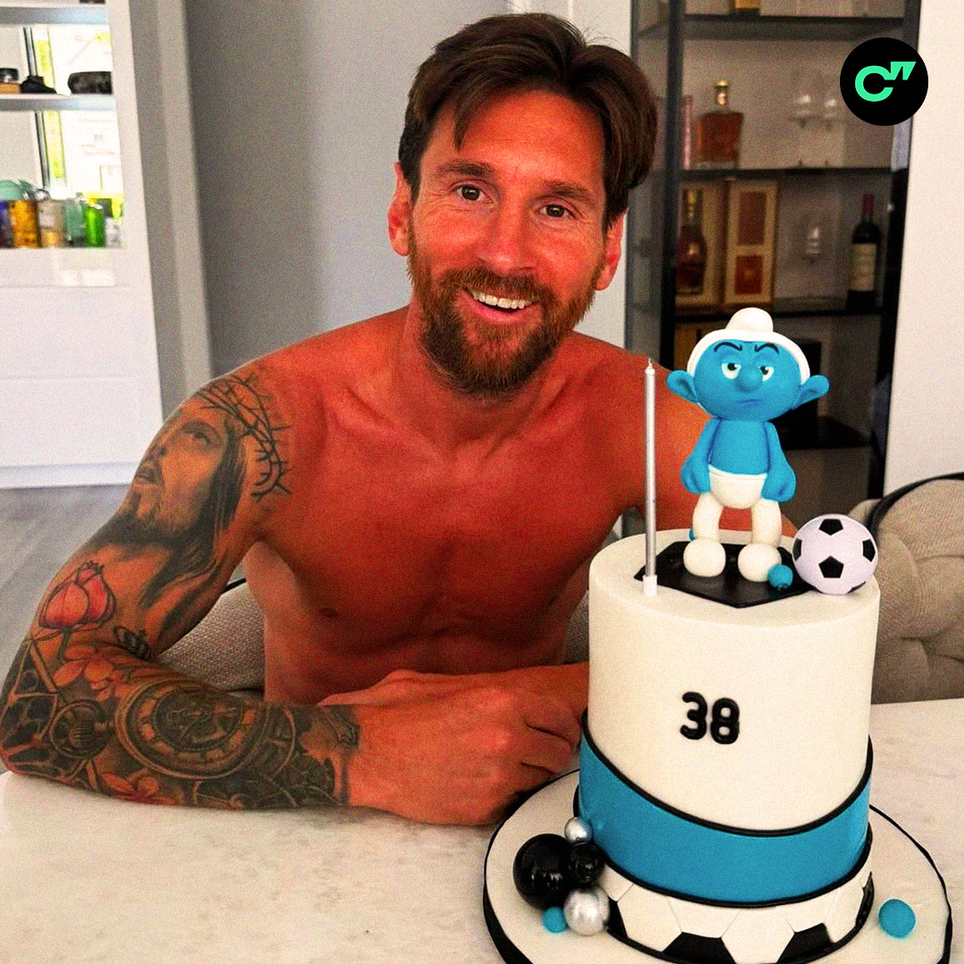 🤍 🎂 Антонелла подарила Месси праздничный торт в стиле «Смурфиков» на 38-летие:

 – С днем рождения, старый Ворчун! Лучший папа, лучший партнер, лучший во всем! Мы любим тебя