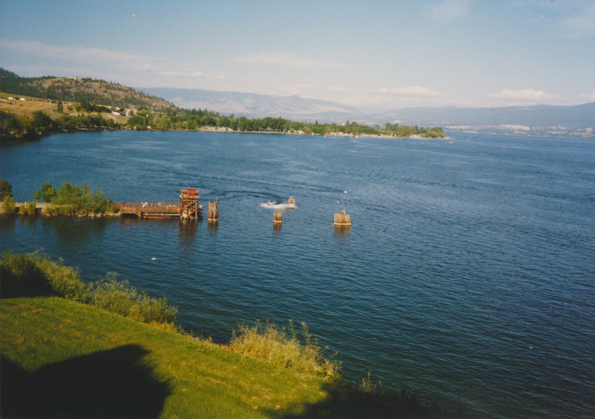 WestbankHistory's tweet image. Throwback Thursday:
This week we are jumping ahead to 1998 with this photo overlooking the CNR wharf and Gellatly Bay.
#westbankmuseum #throwbackthursday #1990s