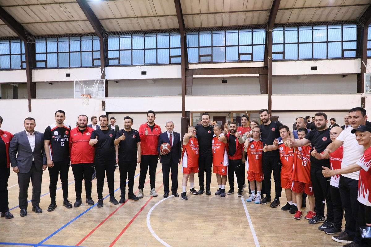 avyusufibis's tweet photo. 📍Ankara Üniversitesi Kapalı Spor Salonu'ndayız 🙋🏻‍♂️

Avrupa 2.'si, Down Sendromlular Basketbol Milli Takımımızla aynı sahada olmak bizler için tarifsizdi. 

Azmin, neşenin, mücadelenin ve takım ruhunun gerçek temsilcisi onlar.

+1 farkla değil, +1 sevgiyle! 🏀

@necdetunuvar https://t.co/HzWq4vJm6l