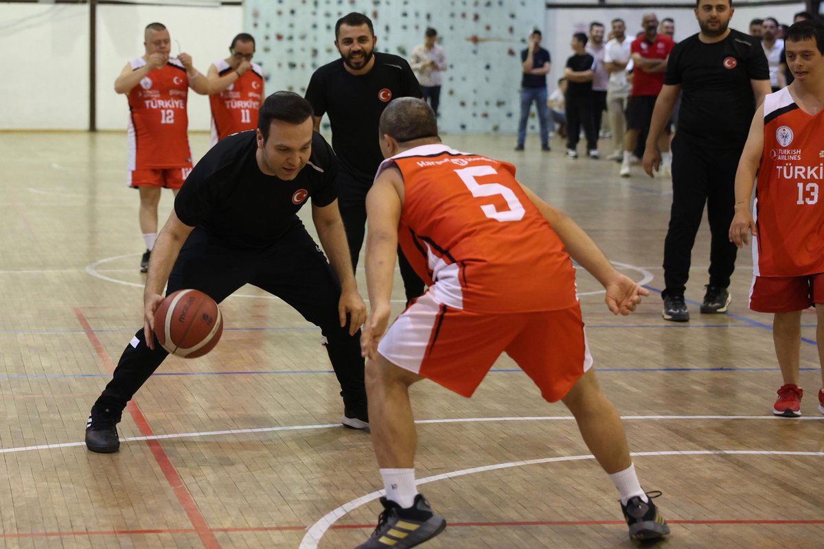 Yusuf İBİŞ (@avyusufibis) on Twitter photo 📍Ankara Üniversitesi Kapalı Spor Salonu'ndayız 🙋🏻♂️
Avrupa 2.'si, Down Sendromlular Basketbol Milli Takımımızla aynı sahada olmak bizler için tarifsizdi.
Azmin, neşenin, mücadelenin ve takım ruhunun gerçek temsilcisi onlar.
+1 farkla değil, +1 sevgiyle! 🏀
<a href="/necdetunuvar/">Necdet Ünüvar</a> 📍Ankara Üniversitesi Kapalı Spor Salonu'ndayız 🙋🏻♂️
Avrupa 2.'si, Down Sendromlular Basketbol Milli Takımımızla aynı sahada olmak bizler için tarifsizdi.
Azmin, neşenin, mücadelenin ve takım ruhunun gerçek temsilcisi onlar.
+1 farkla değil, +1 sevgiyle! 🏀
<a href="/necdetunuvar/">Necdet Ünüvar</a>