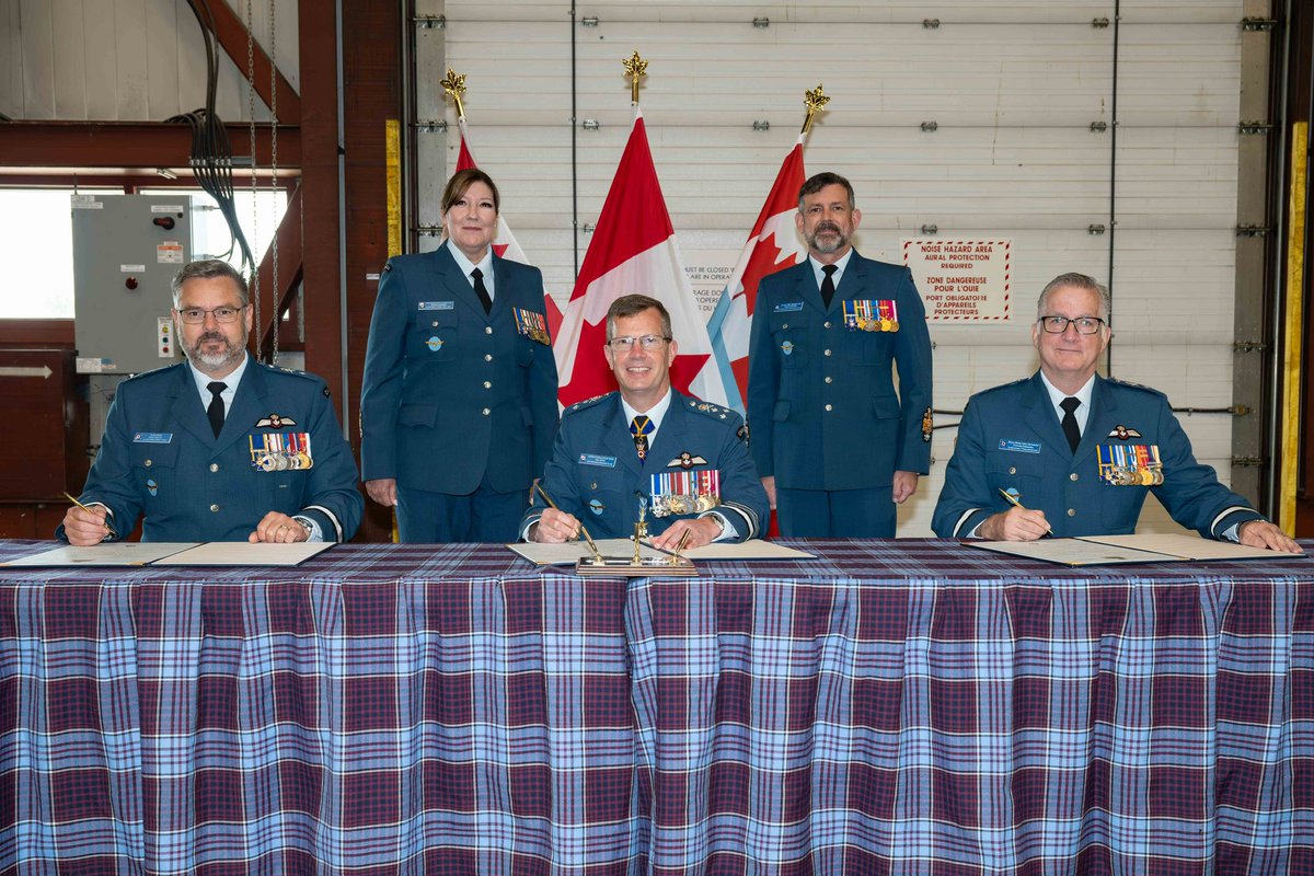 RCAF_ARC's tweet image. BGen Daniel Coutts took command of 2 Cdn Air Div from BGen John Alexander in a ceremony held today, at 17 Wing Winnipeg, with LGen Eric Kenny, Commander #RCAF presiding.