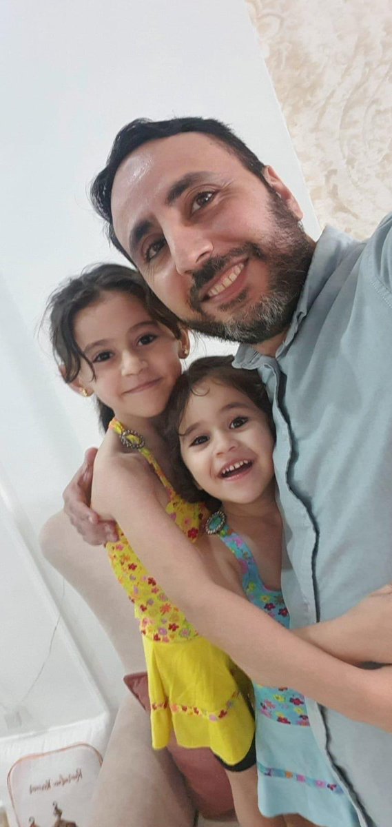 استُشهد أطفالي… ولم أنحني

قتلوا أطفالي أمام عيني،
دمّروا بيتي، مزّقوا قلبي،
لكنهم لم يعرفوا أنني من أمة محمد ﷺ،
وأن روحي لا تنكسر، ولا تُشترى، ولا تُسحق.

أطفالي… قدمتهم قربانًا لله،
لا ثمنًا لحياة، بل عربون ولاء لعقيدة لا تموت.
كل شهيد من أطفالي كان سهمًا في صدر العدو،
وكان