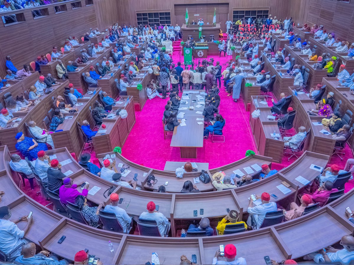 Hope_Uzodimma1's tweet image. Imo is on the rise - safe, ready, and open for business. This resounding truth formed the cornerstone of my state of the State address delivered at the hallowed chambers of the Imo State House of Assembly in Owerri. I emphasized not just a vision, but a mission - the intentional…