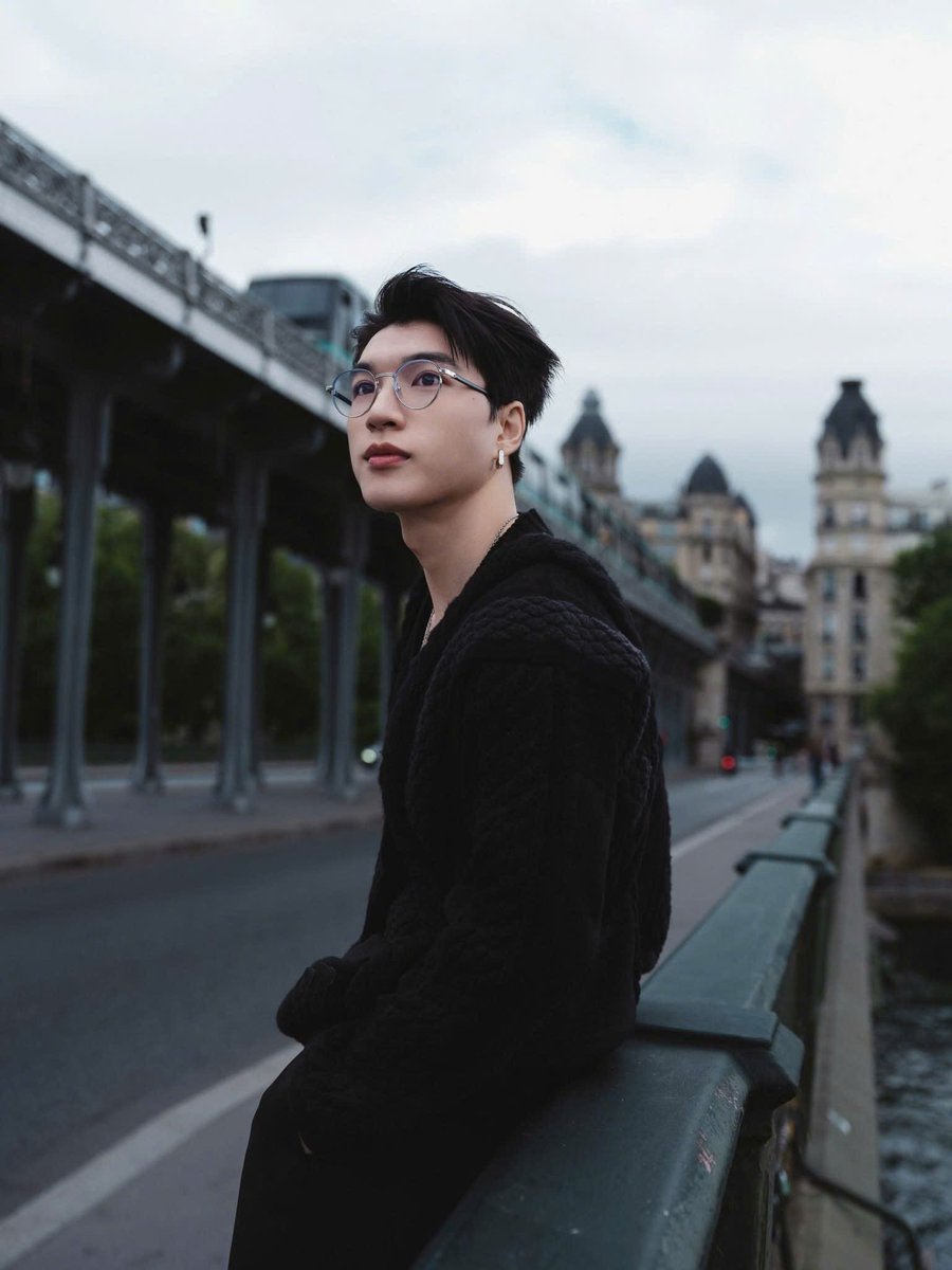 tra_my09's tweet photo. Where minimal meets majestic — HIEUTHUHAI in LV mastery
@LouisVuitton
HIEUTHUHAI in Paris for LVMenSS26
#HIEUTHUHAIxLVMenSS26 https://t.co/UAxV4e26A2