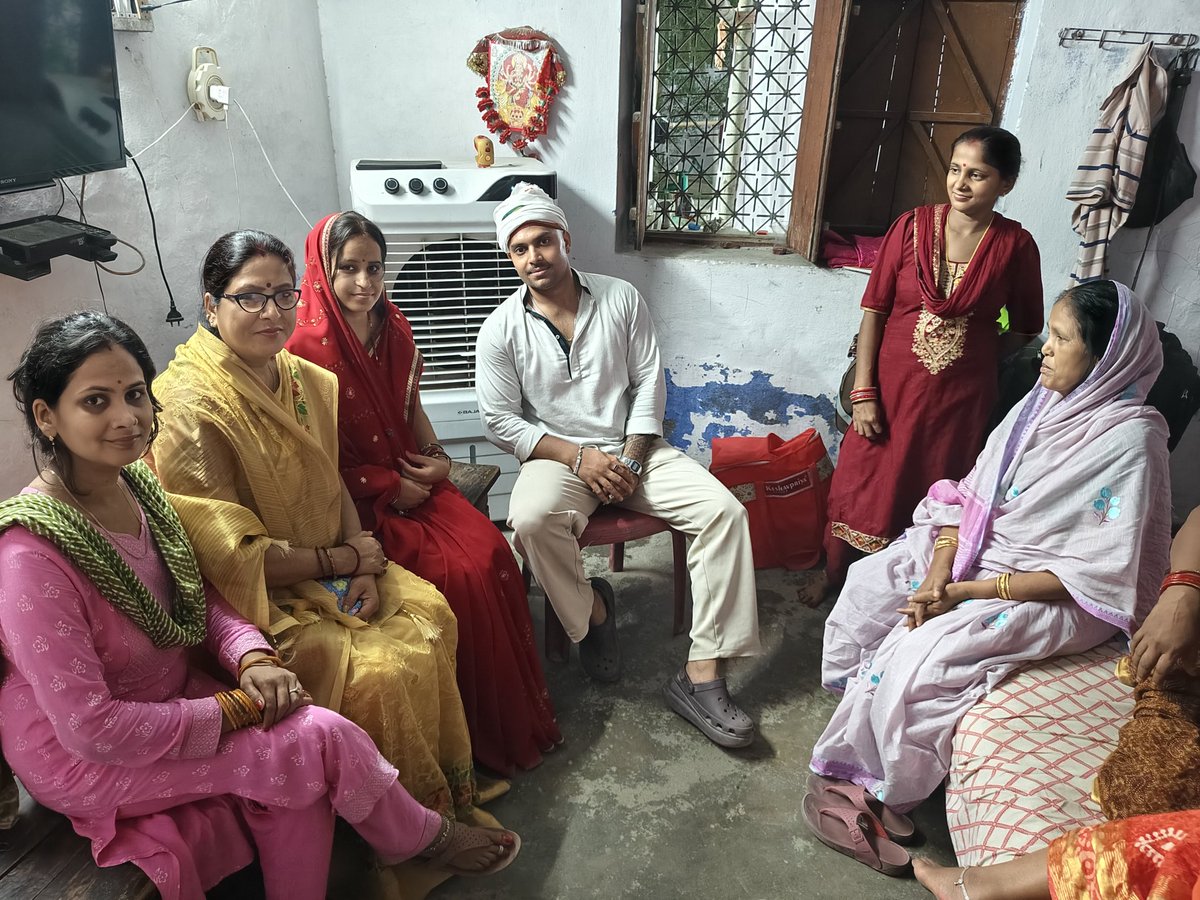 gitakumarirjd's tweet photo. बीते दिनों साहेबगंज विधानसभा अंतर्गत पारू प्रखंड के कुआरी गांव निवासी पत्रकार श्री सोनू पाठक जी के पिताजी का हृदय गति रुकने से आकस्मिक निधन हो गया।
श्राद्ध कर्म में शामिल होकर उनके तैल चित्र पर पुष्प अर्पित कर श्रद्धांजलि दी। 🌺🙏
#gitakumari #gitasinghrjd #gitakumarisingh #sahebganjvidhansabha #साहेबगंज #RJD #TejashwiYadav #nextcmofbihar
@RJDforIndia @yadavtejashwi @laluprasadrjd