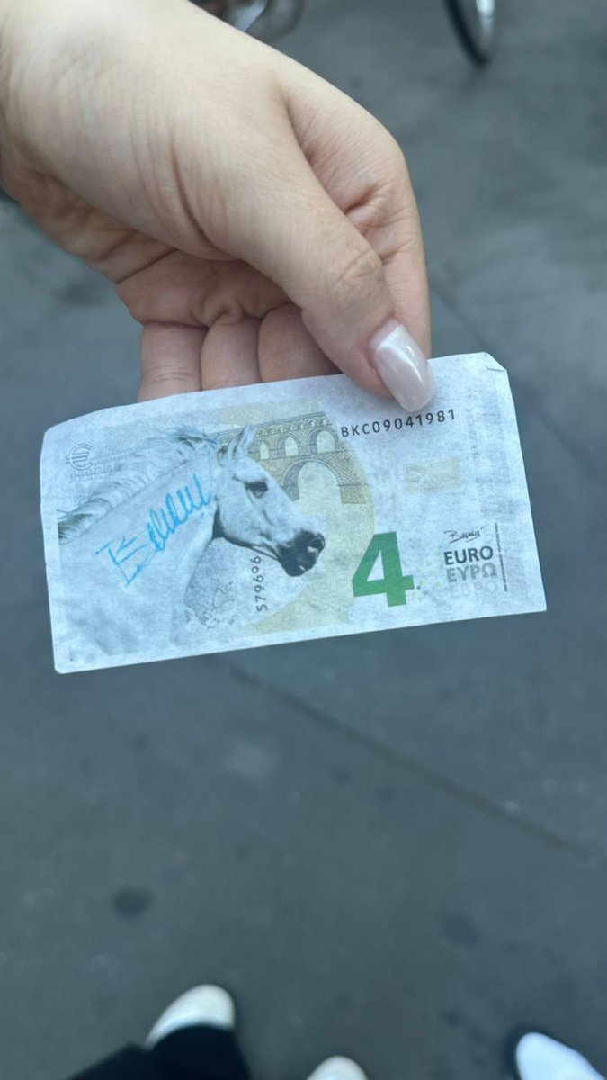 BEYONCEPURE's tweet photo. Queen B a signé des autographes à quelques fans dans Paris. https://t.co/uX8UgGBQmH