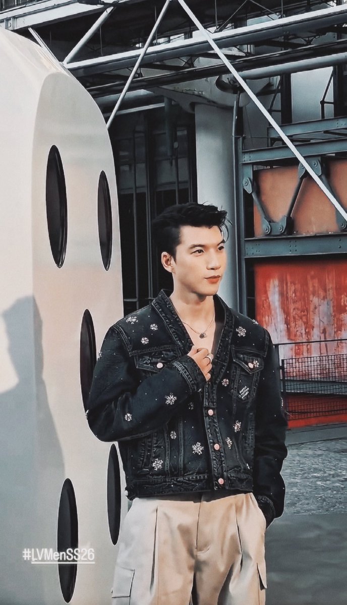 christinaneee's tweet photo. He wears Louis Vuitton like it’s made for him. Trends follow him.

@louisvuitton
HIEUTHUHAI in Paris for LVMenSS26
#HIEUTHUHAIxLVMenSS26 https://t.co/kT7SgEEuAm