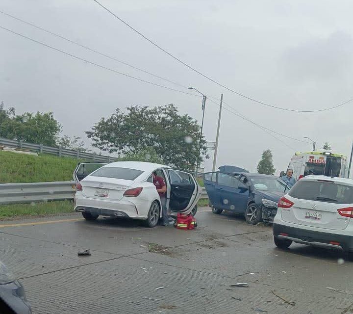 #AlMomento|| Choque entre particulares sobre Periférico-Ecológico, percance que ocurrió a la altura de Explanada, con dirección a Atlixcáyotl.
Ya se encuentran paramédicos atendiendo a posibles lesionados.