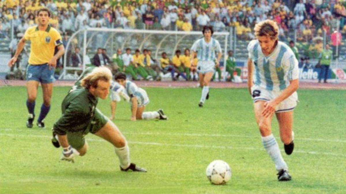 Gerardo66Retro's tweet photo. Un 24 de junio de 1990 (Hace hoy 35 años) la @Argentina de Carlos Salvador Bilardo eliminaba a la Selección de Brasil (1-0), con gol de @caniggiaclaudio en el Stadio Delle Alpi, en los octavos de final del mundial de #Italia90. https://t.co/LkDfgkEVgq