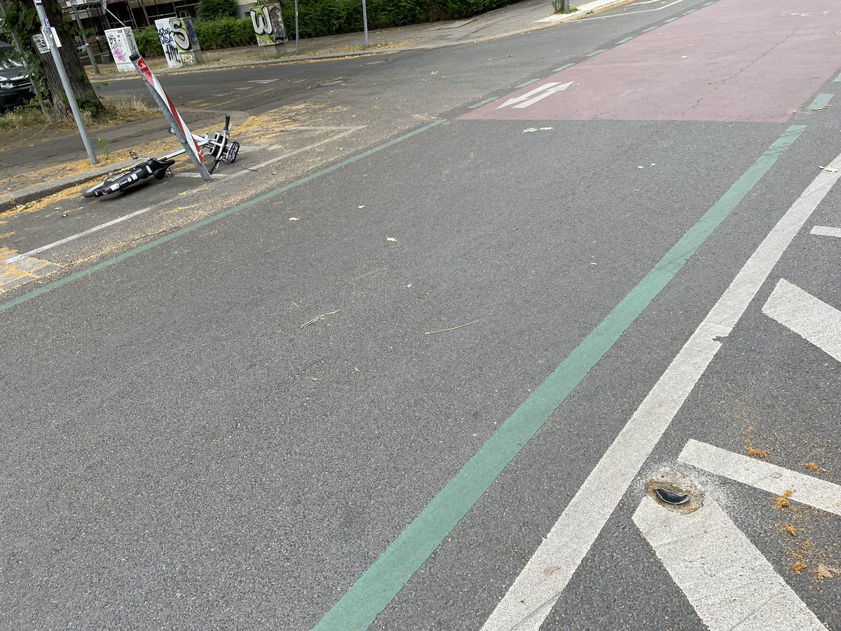 BikerPankow's tweet image. Abgebrochener Poller seit Wochen nicht ersetzt. Scharfkantiger Stumpf ragt aus dem Asphalt. Trotz Anteige passiert — nichts. #Pankow #Ossietzkystraße