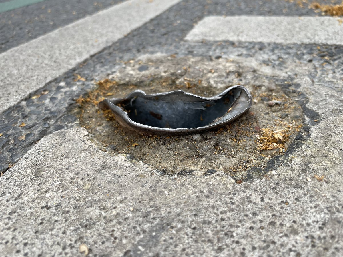 BikerPankow's tweet image. Abgebrochener Poller seit Wochen nicht ersetzt. Scharfkantiger Stumpf ragt aus dem Asphalt. Trotz Anteige passiert — nichts. #Pankow #Ossietzkystraße