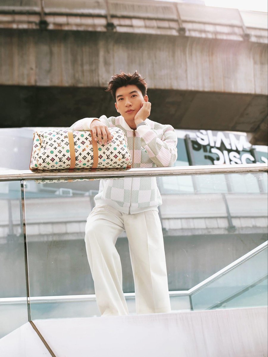 Burn490404's tweet photo. A proud step for Vietnamese fashion — HIEUTHUHAI at LV Men’s SS26 🇻🇳🇻🇳🇻🇳
@LouisVuitton 
#HIEUTHUHAIxLVMenSS26
HIEUTHUHAI in Paris for LVMenSS26 https://t.co/wYbCWqesFZ
